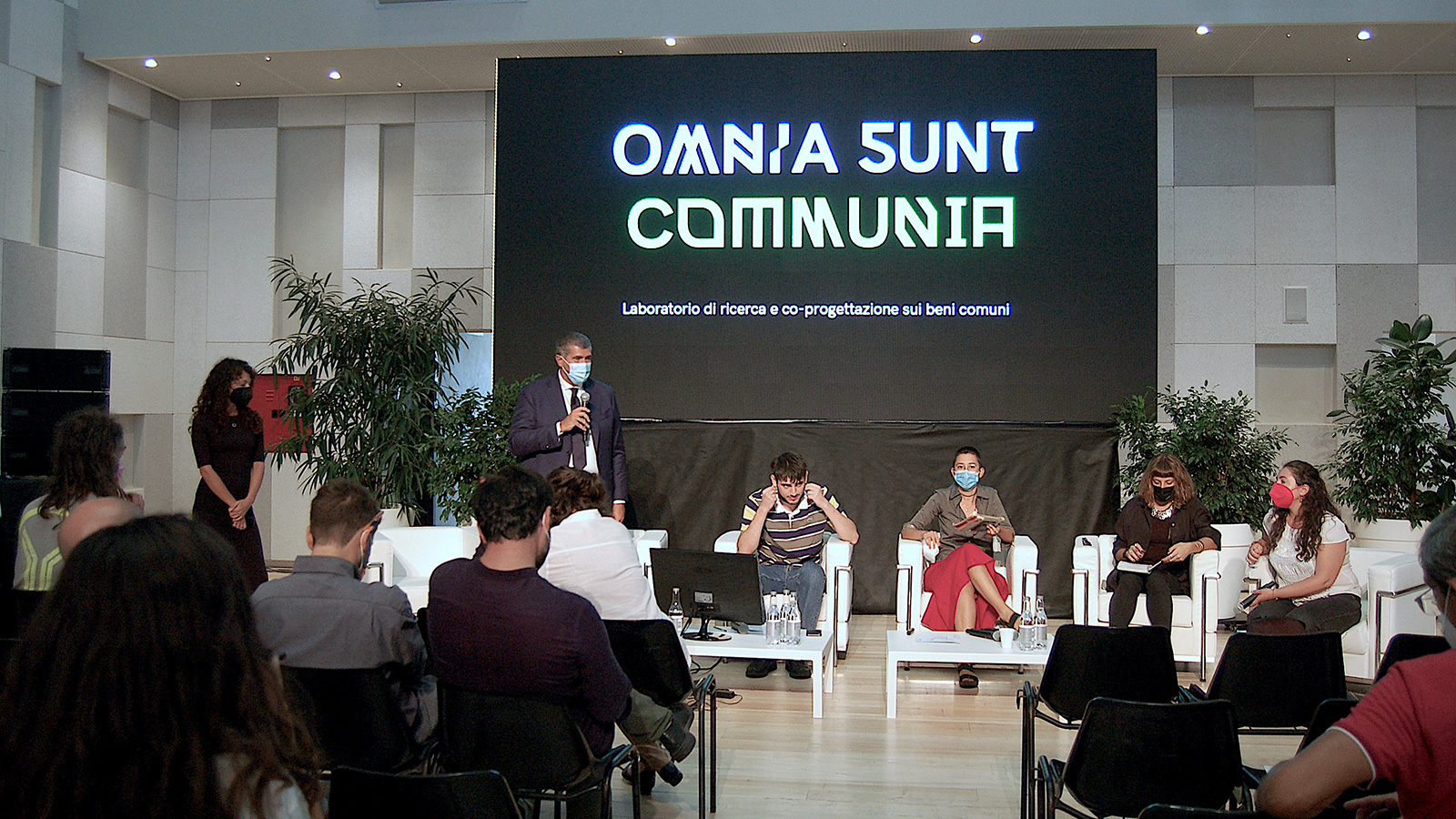 OMNIA SUNT COMMUNIA / Report
